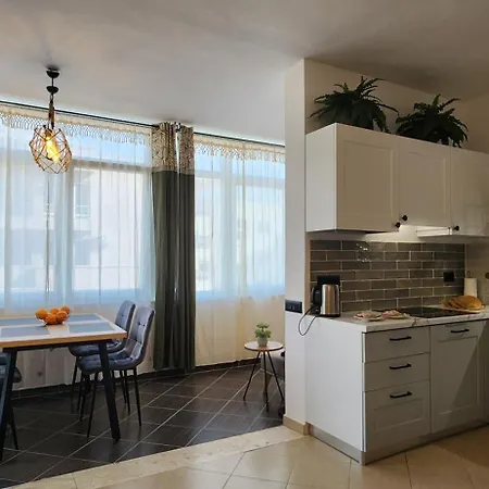 Tropic Apartment